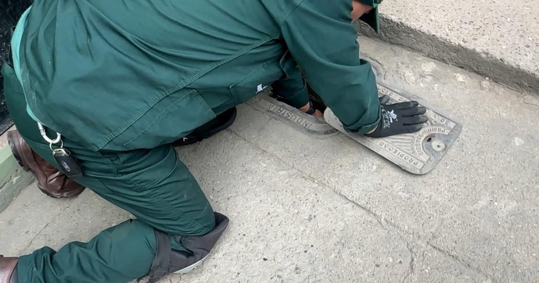 Foto que muestra un trabajador del Acueducto de Bogotá 