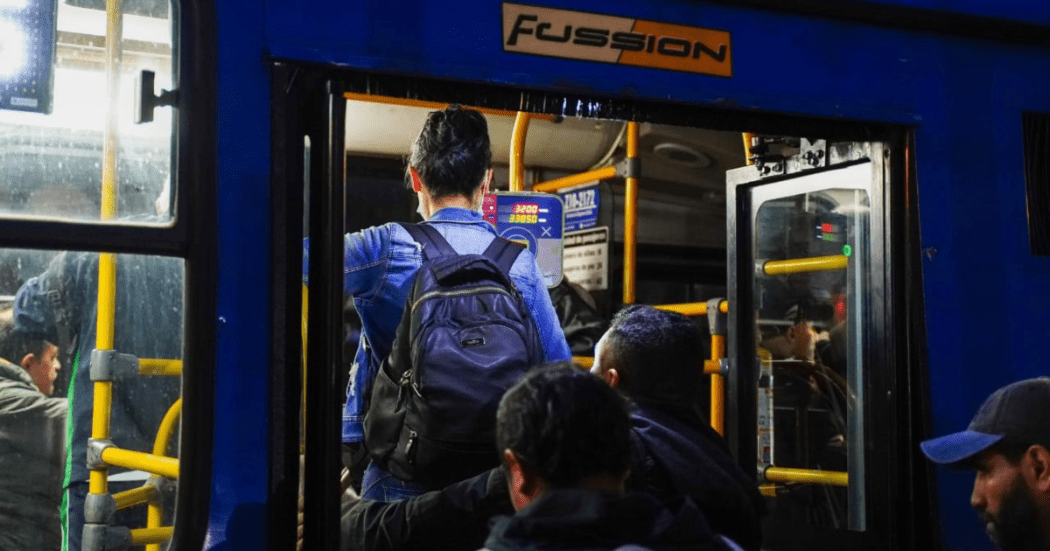 Imagen de personas subiéndose a un TransMizonal