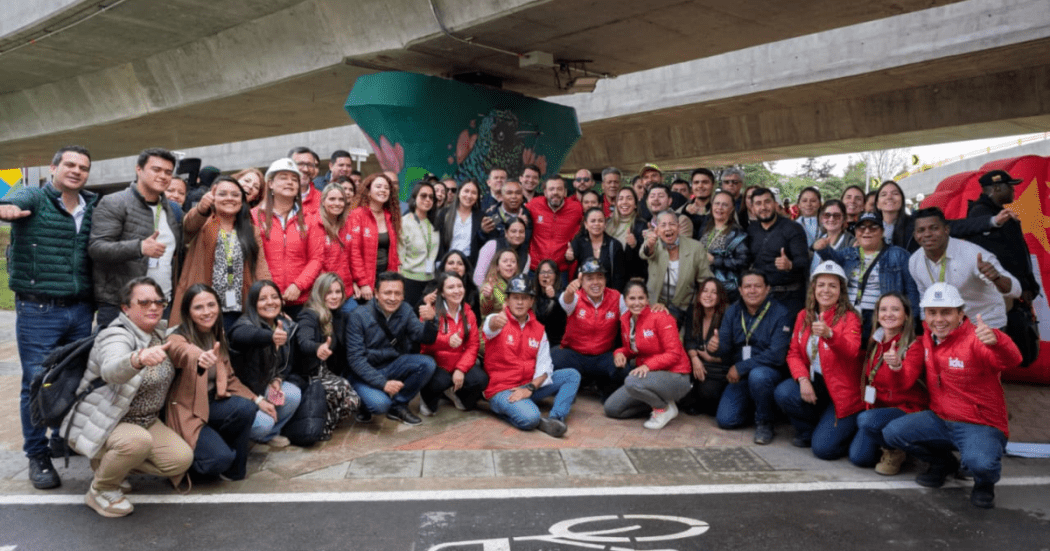 Imagen del alcalde junto a demás funcionarios debajo de un puente vehicular