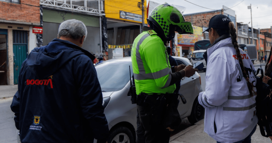 foto de un policía en un operativo en Bogotá 