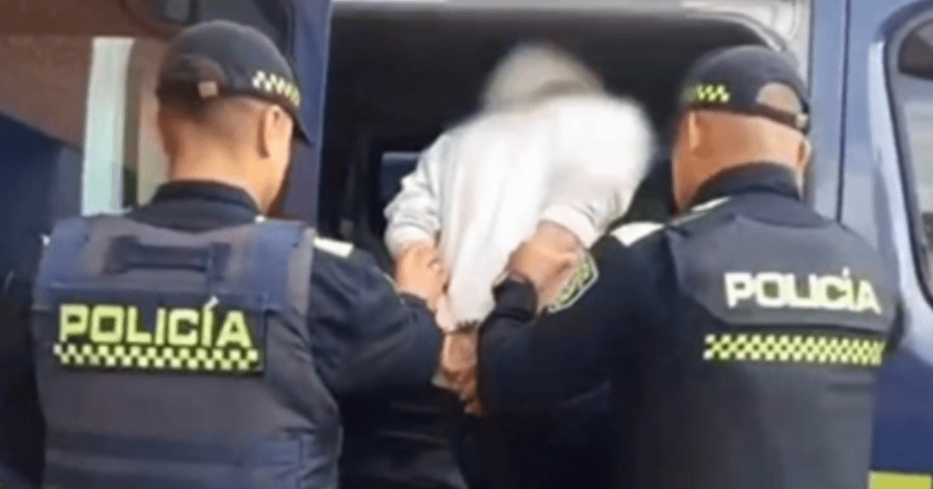 Imagen de dos policías con un capturado