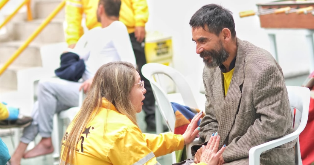 Imagen de una funcionaria de integración social atendiendo a un habitante de calle