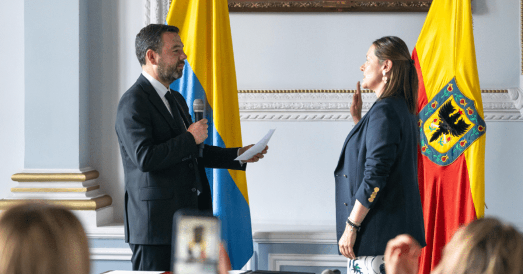 Imagen del alcalde Carlos Fernando Galán con la nueva directora del IDT