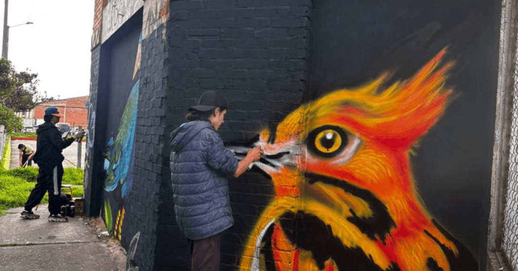 Foto de una persona pintando un muro