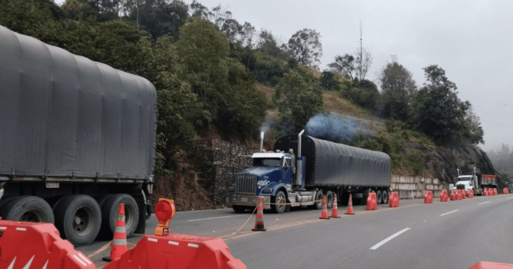 Imagen de varias tractomulas esperando el paso en la Vía al Llano
