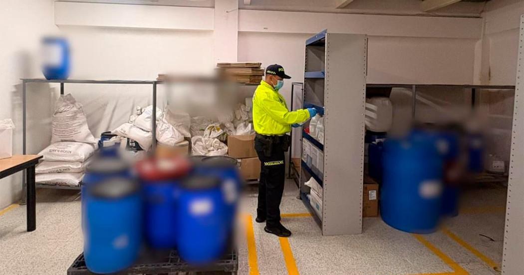 En la foto un policía revisando los medicamentos incautados 