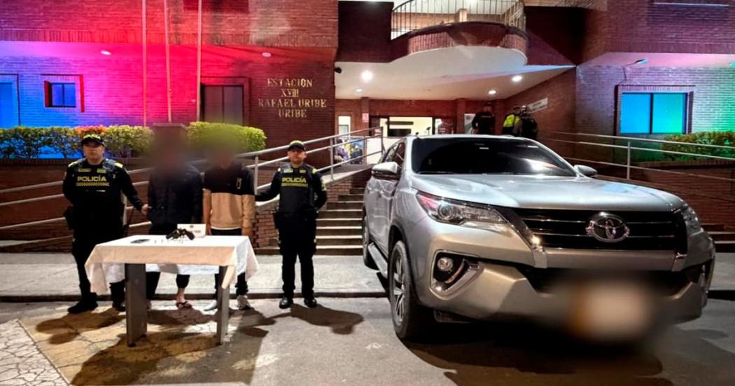 En la foto los dos detenidos y la camioneta recuperada 