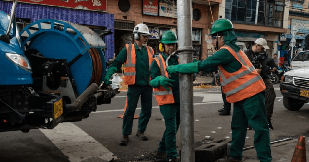 Foto que muestra trabajadores del Acueducto de Bogotá