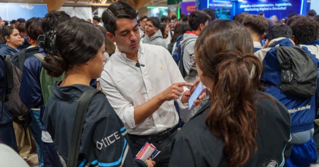 Foto que muestra un grupo de personas hablando