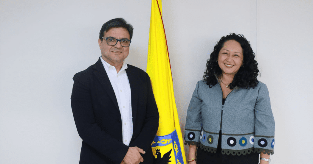 Foto del secretario de Salud y la nueva gerente.