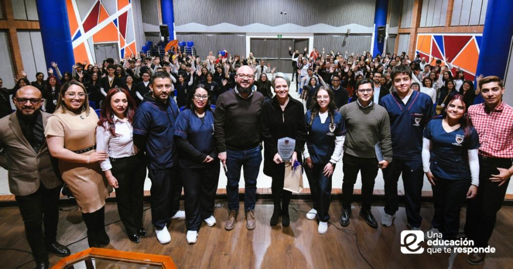 Foto que muestra estudiantes y docentes de Bogotá