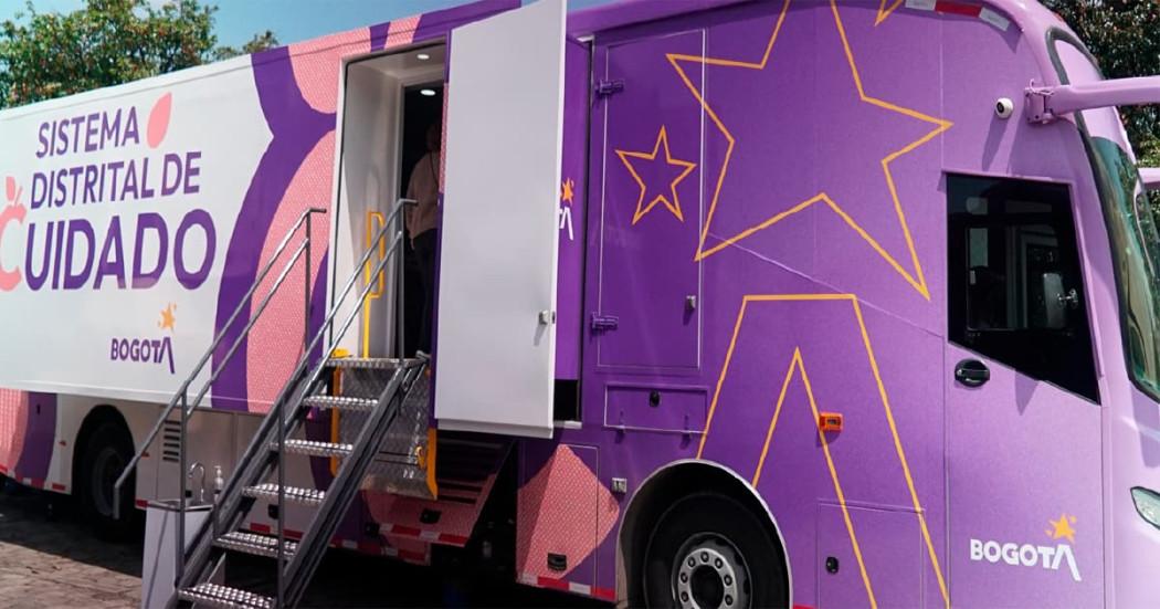 En la foto está el bus itinerante del cuidado de Bogotá