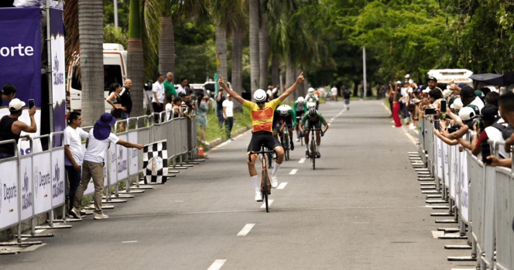 Imagen de ciclistas llegando a la meta.
