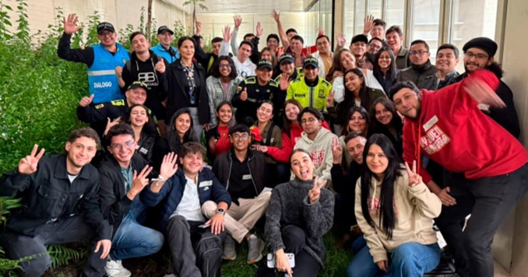 En la foto hay jovenes de distintos sectores y de miembros de la Policía 