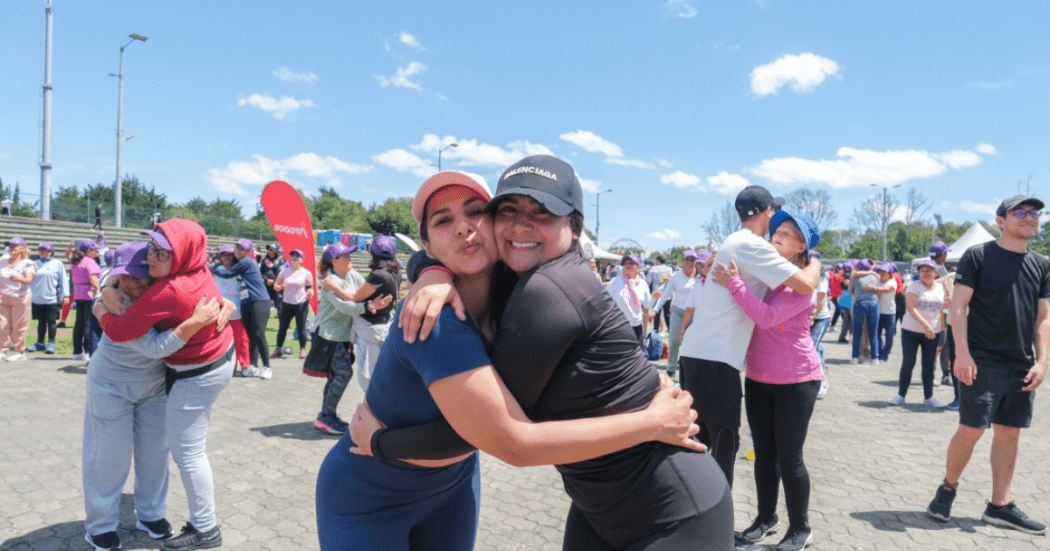 Imagen de dos mujeres deportistas abrazandose