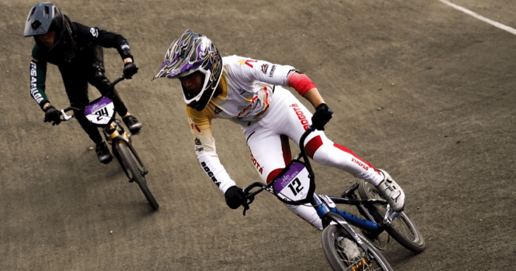 Imagen de deportistas de BMX compitiendo en la pista