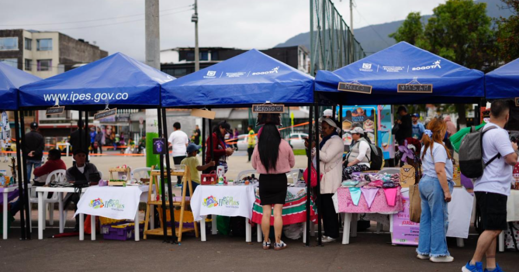 Foto de una fila de carpas azules con emprendimientos locales