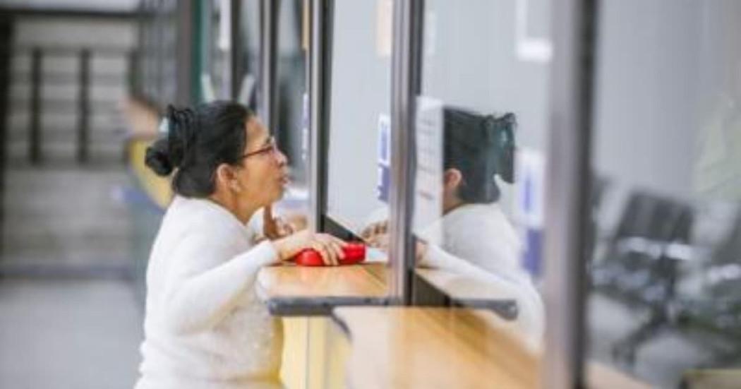 Foto de una mujer realizando un trámite de Movilidad.