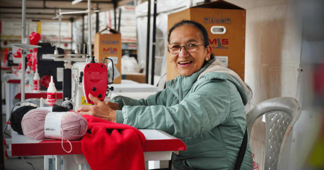 Foto de una mujer con su maquina de coser en Bogotá