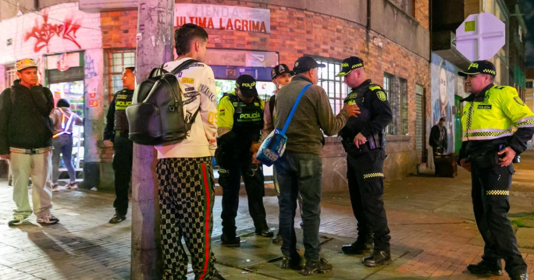 foto de un policía en un operativo en Bogotá 