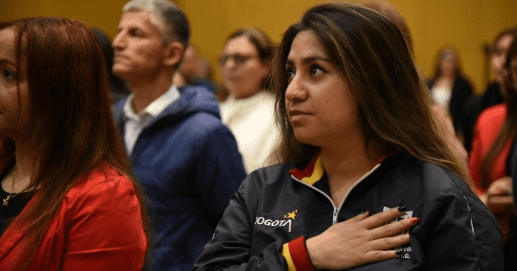 Imagen de una funcionaria con la mano en el pecho