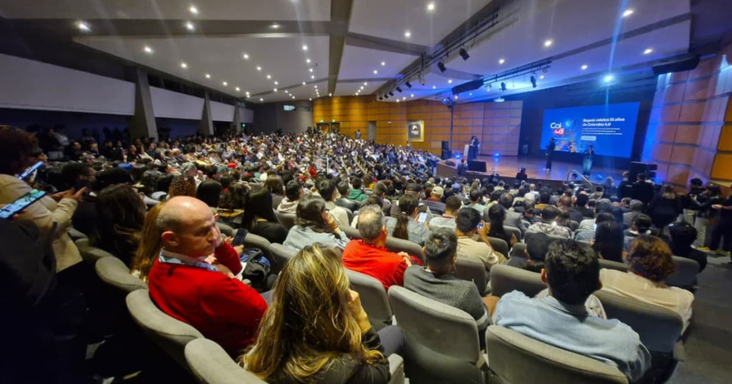 personas asistentes al evento en auditorio