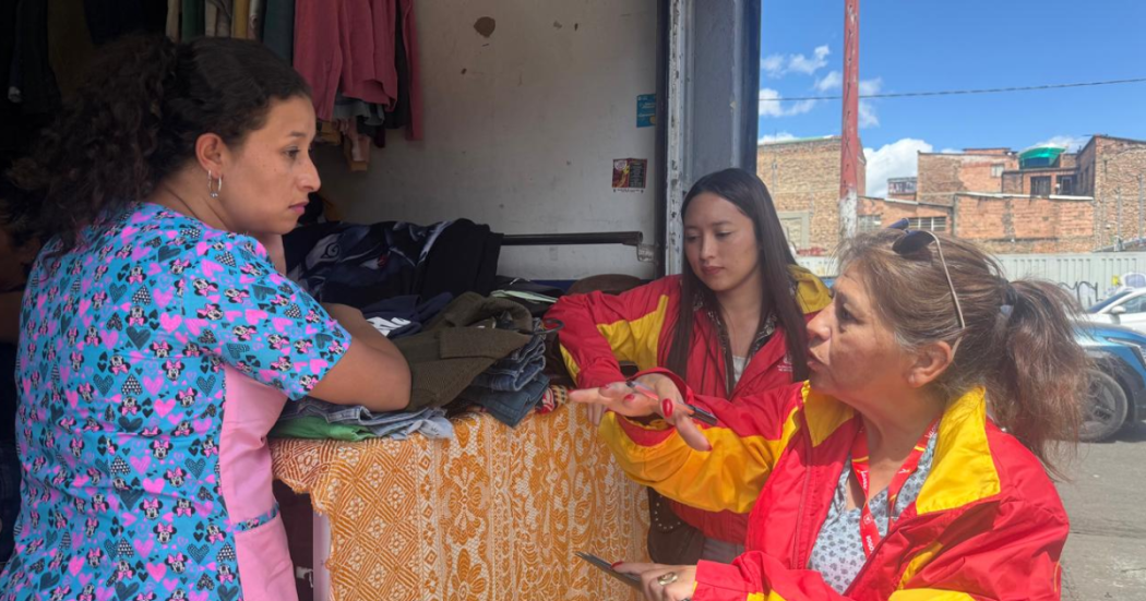Foto de un operario del Distrito hablando con una ciudadana