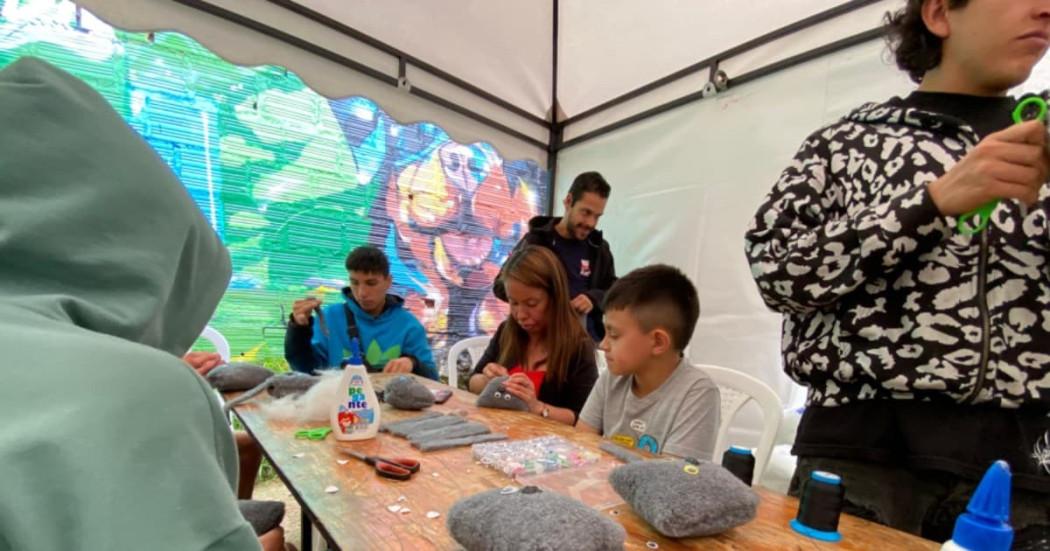 Foto de personas en el Aula Animalista de Bogotá