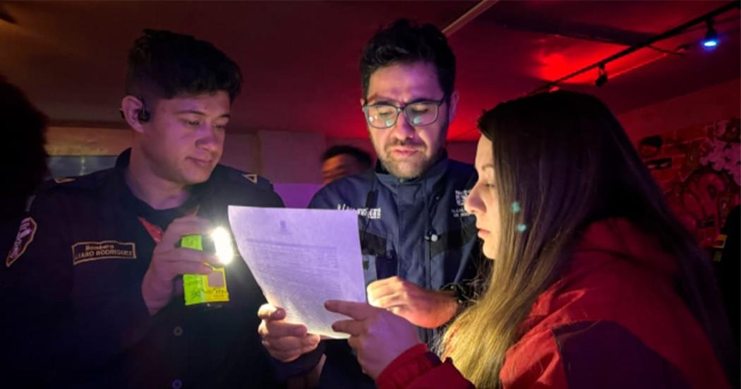 En la foto tres autoridades haciendo Inspección, Vigilancia y Control a un establecimiento comercial 