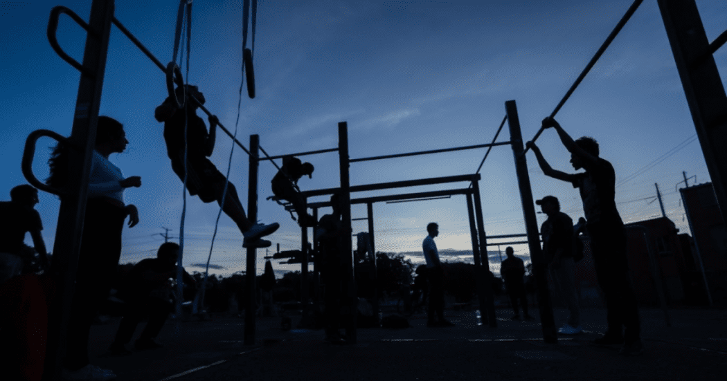 Imagen de un gimnasio nocturno en Bogotá
