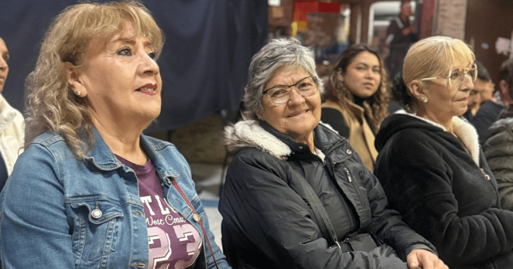 Foto de dos mujeres riendose