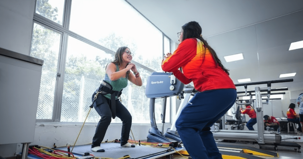 Imagen de mujeres haciendo ejercicio en un gimnasio 
