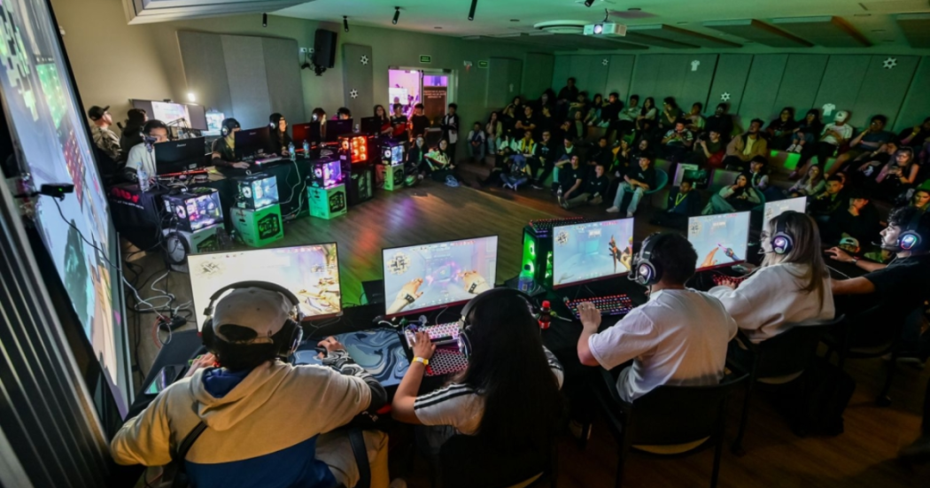 Imagen de personas jugando en computadores