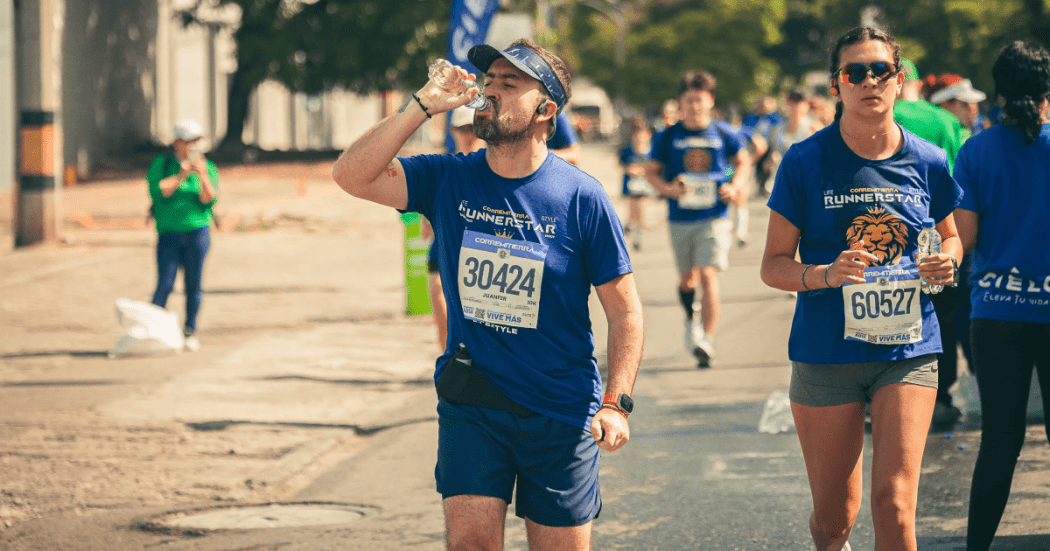 Imagen de corredores hidratándose en una cerrera