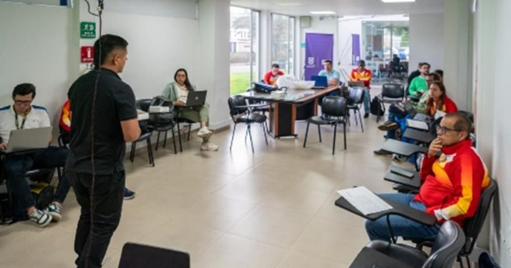 Foto que muestra personas en una reunión