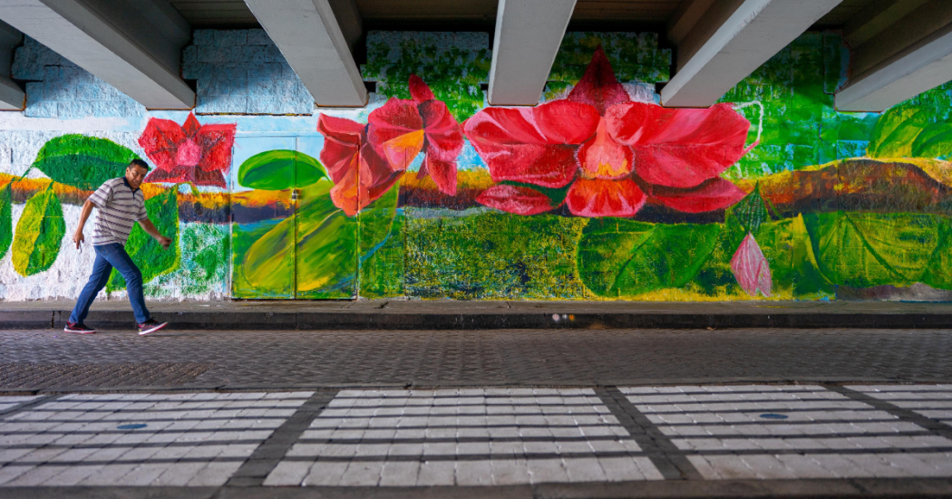 Imagen del bajo puente de la 53 en el que se ve un mural urbano