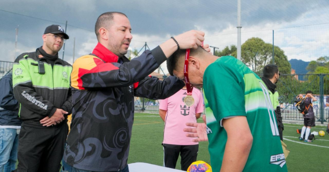 Imagen de deportistas recibiendo medallas