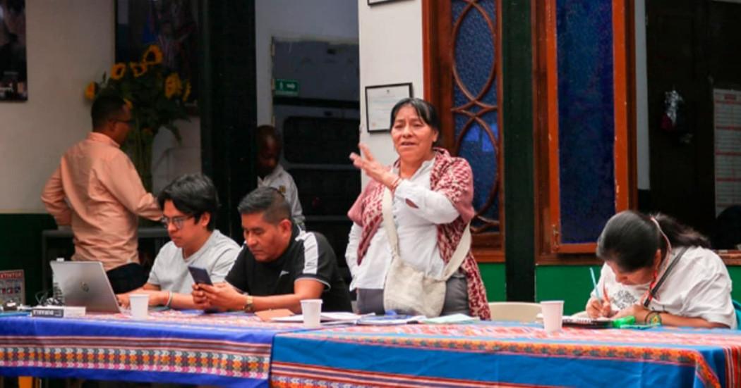 En la foto una indígena en la mesa de la socialización de la política pública