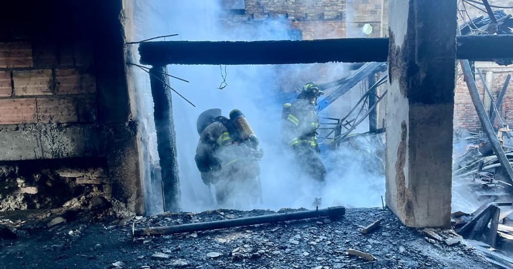 En la foto dos bomberos apagando un incendio en Las Cruces