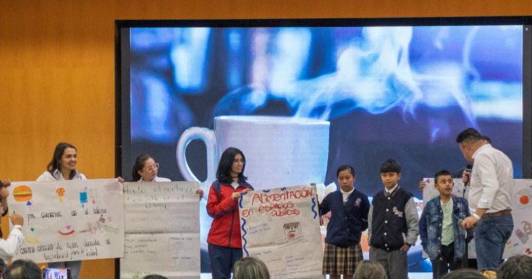 Imagen de niños y niñas exponiendo en un evento