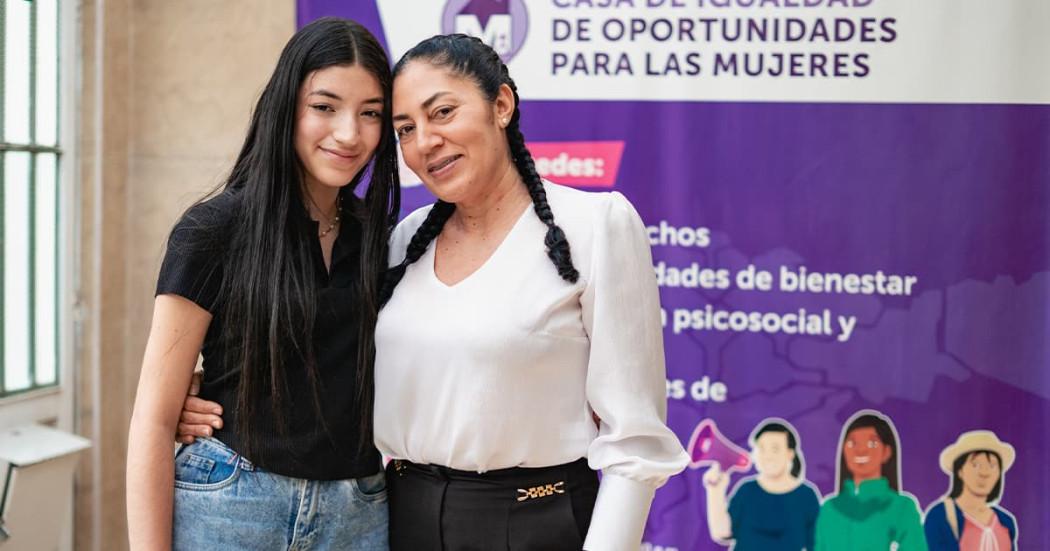 En la foto dos mujeres beneficiarias de las CIOM en Bogotá
