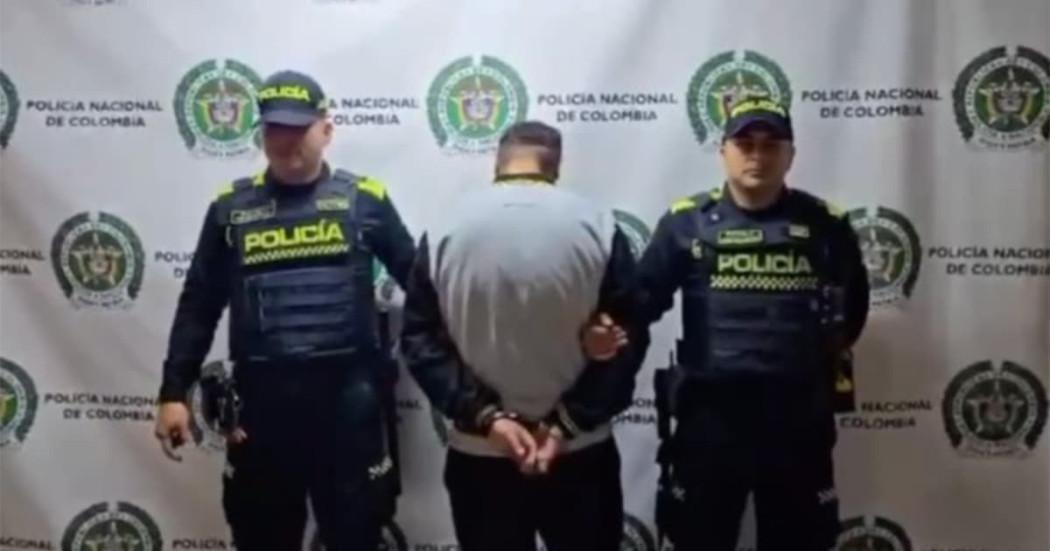 En la foto el capturado por homicidio en Rafael Uribe Uribe y dos policías