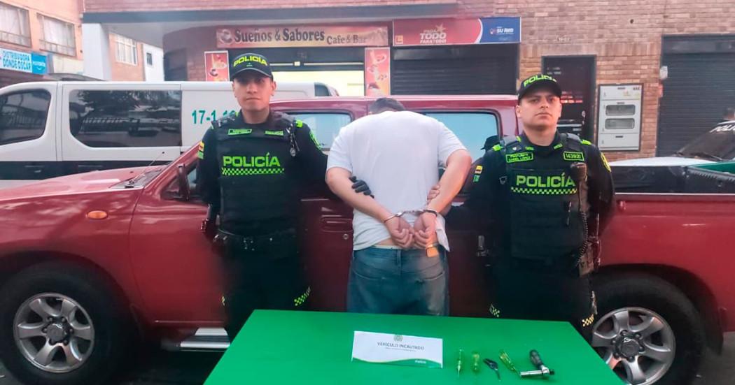 En la foto aparecen el capturado y dos policías