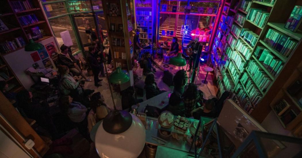 Imagen de una librería con música en vivo