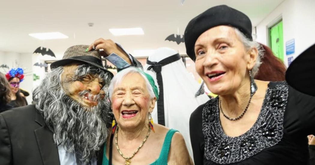 Mayores de 60 años disfrutaron de una fiesta de disfraces