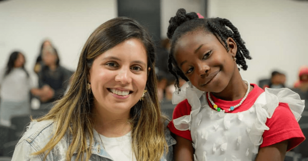 Secretaria de Paz de Bogotá con una estudiante de uno de los nuevos centros filarmónicos