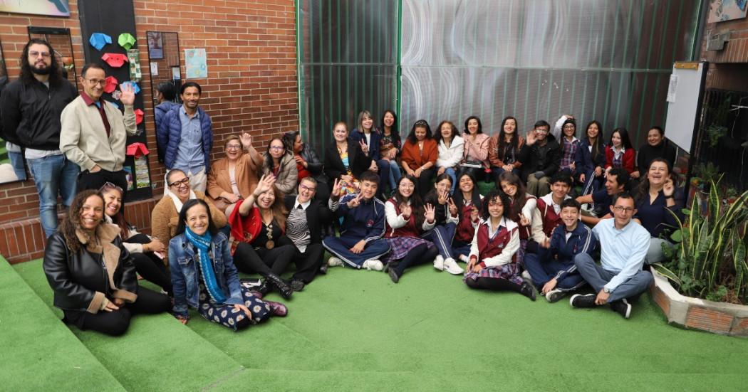 Foto que muestra docentes y estudiantes de Bogotá