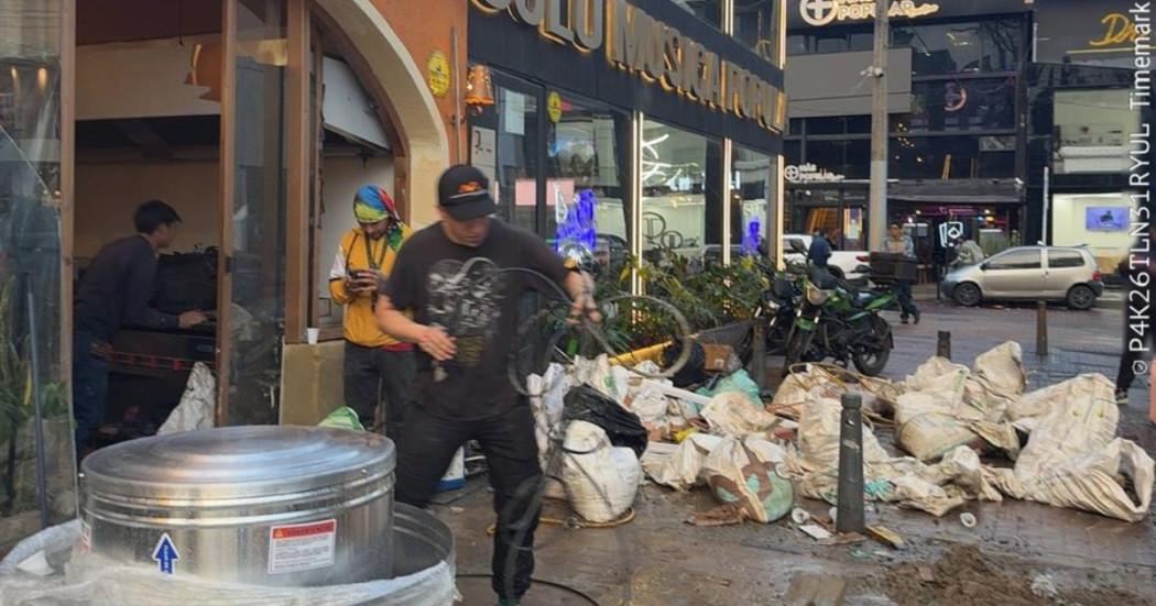 Foto que muestra bolsas de residuos en la calle