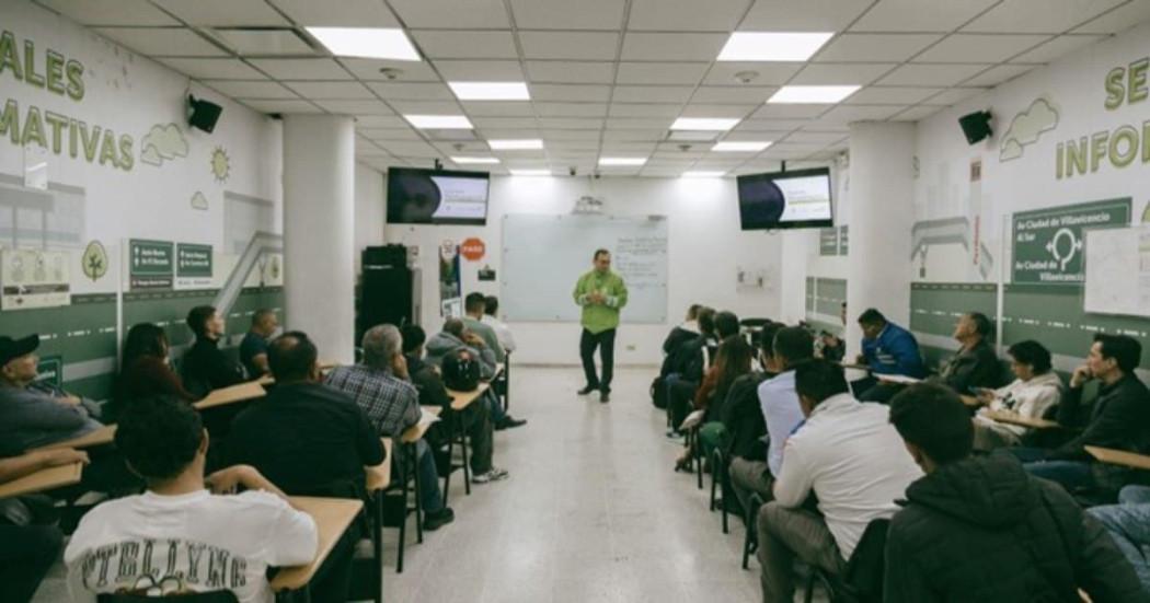 Foto de asistentes en un curso pedagógico por multas tránsito Bogotá