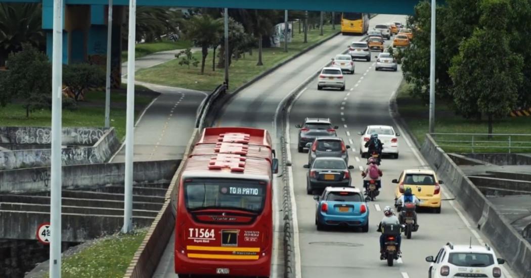 Foto que muestra vehículos andando por las calles